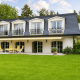 Gartenansicht der Villa Chateau mit Mansardendach und Gauben