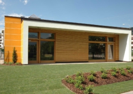 Gartenseite des Holzhauses Gardasee mit großen Fenstern und Holzverschalung