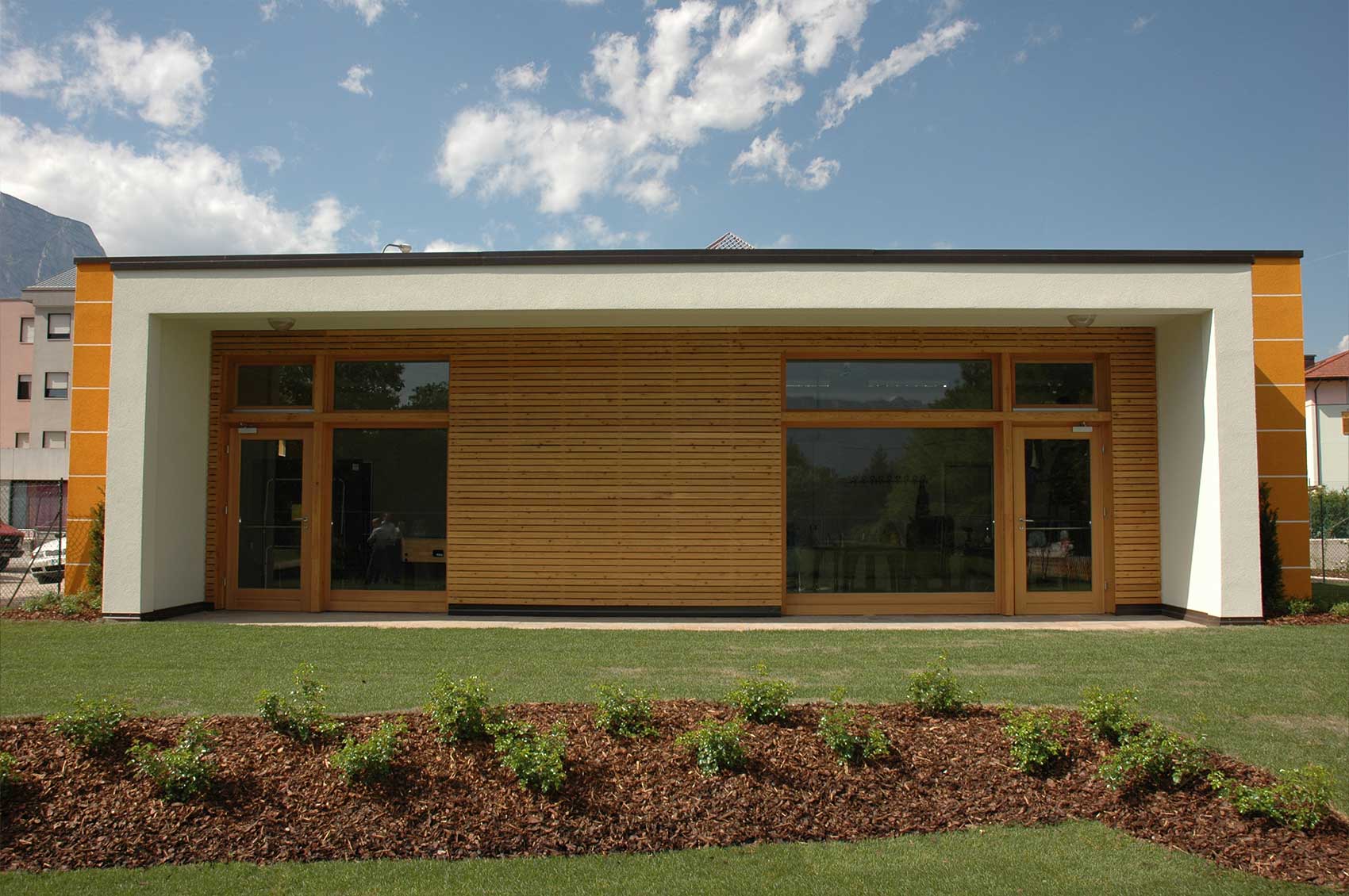 Breite Fensterfront und Holzfassade am Haus Gardasee