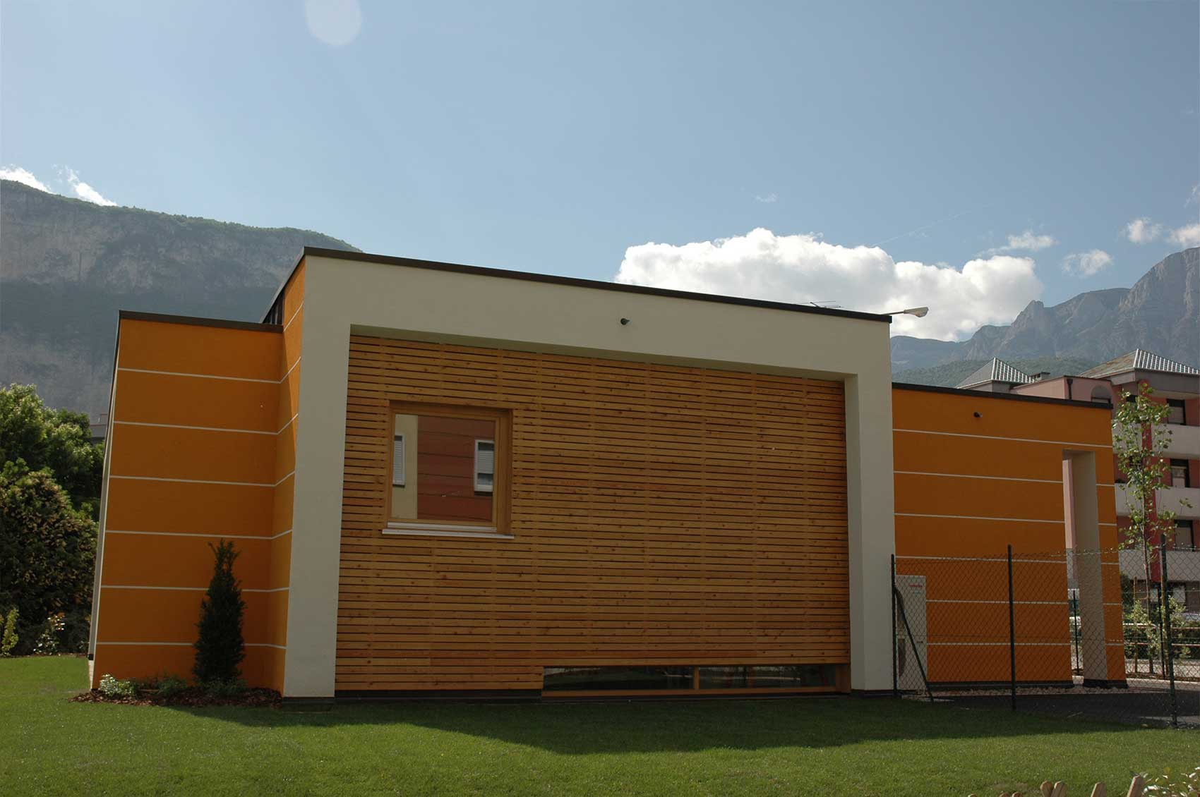 Holzverschalung und Fenster an der Seitenfassade von Haus Gardasee