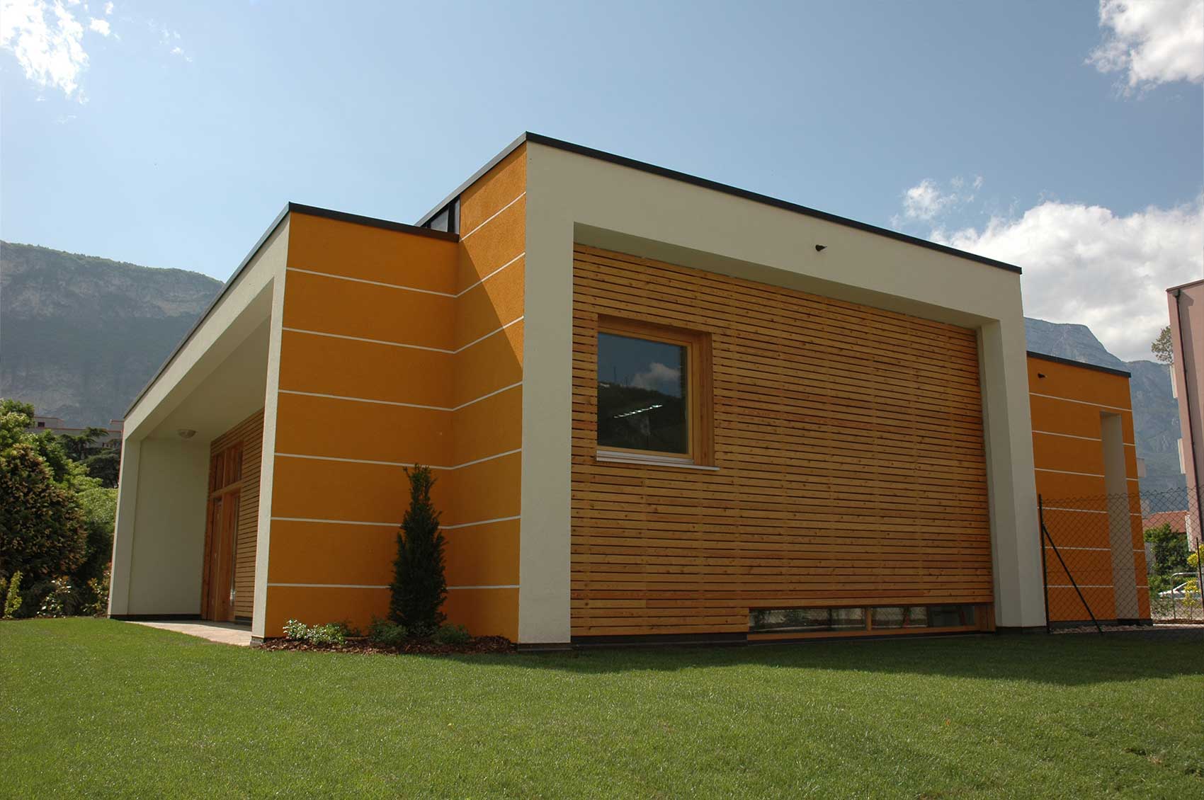 Seitenansicht des Holzhauses Gardasee mit Fenster in der Holzfassade