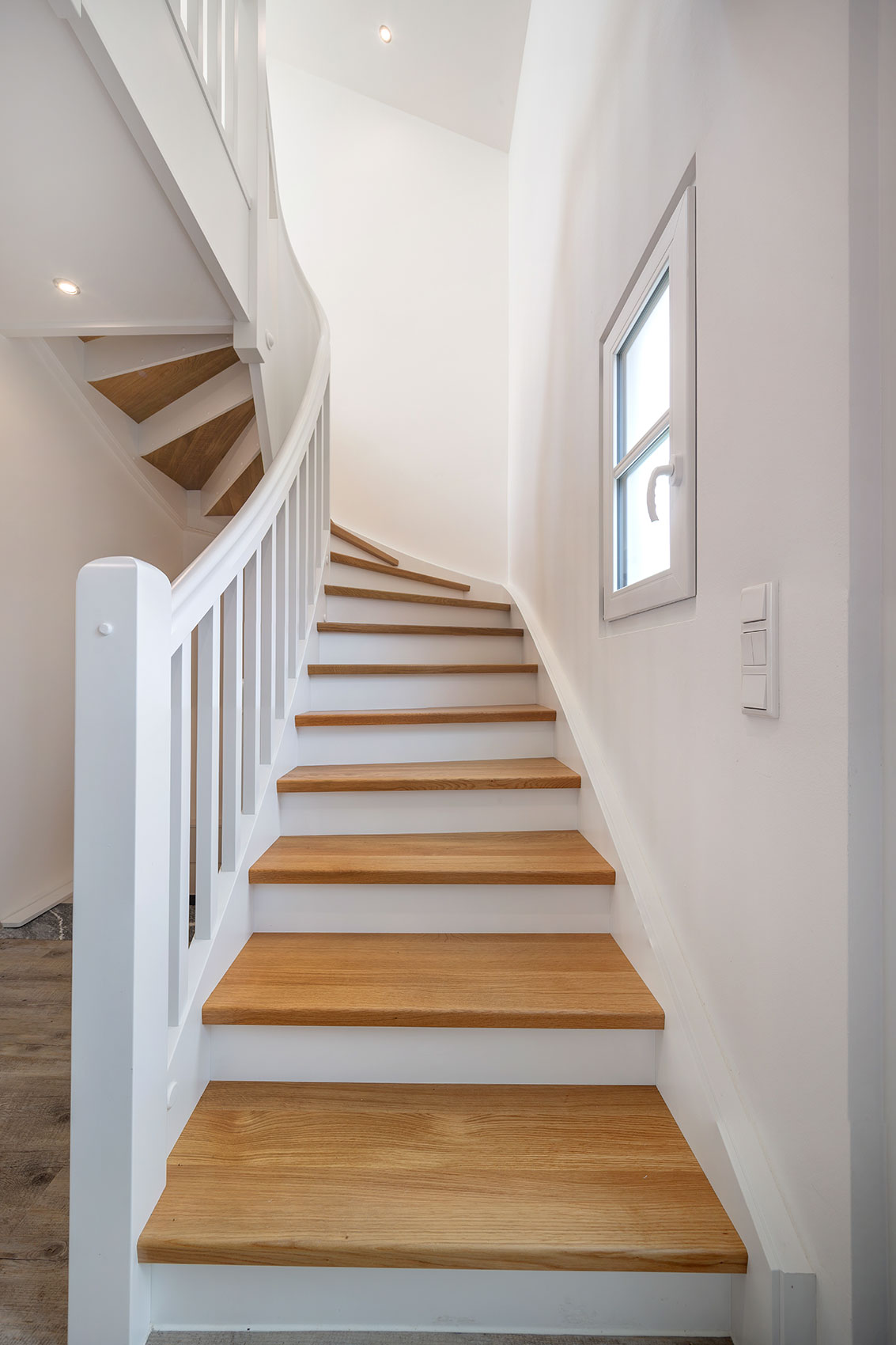 Weiße Treppe mit Holzstufen im Holzhaus Ulmensee