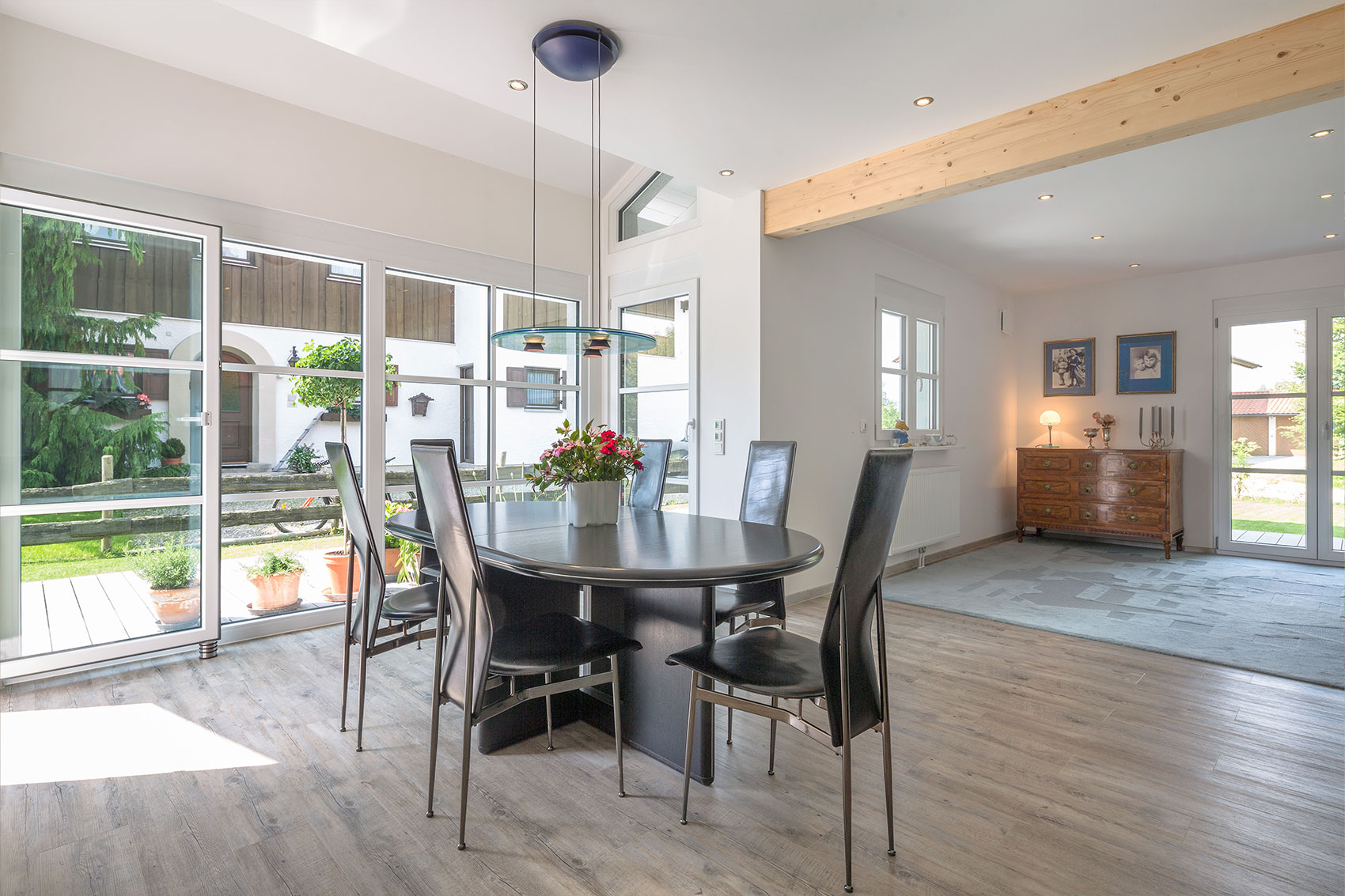 Offener Essbereich im Holzhaus mit Blick zur Terrasse
