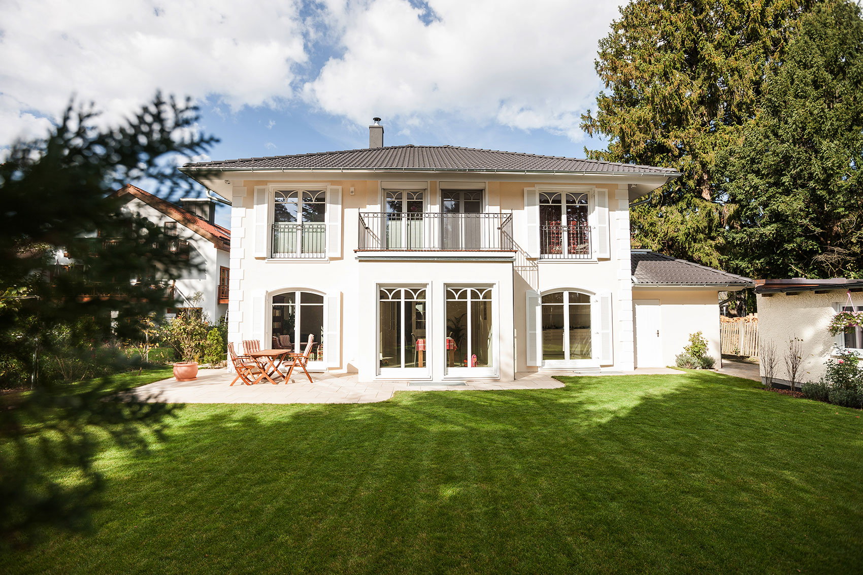 Villa Victoria von der Gartenseite mit Balkon und bodentiefen Fenstern