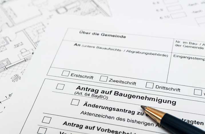 Hausbau · Bauantrag und Planung Bauantragsformular auf einem Grundrissplan