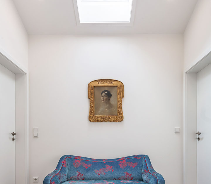 Heller Flur mit Dachfenster und Wandbild