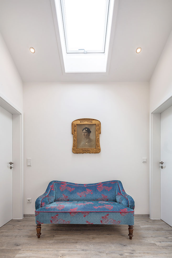 Heller Flur mit Dachfenster und Wandbild