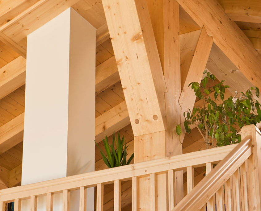 Sichtbare Holzbalken und Holzstützen im Innenraum