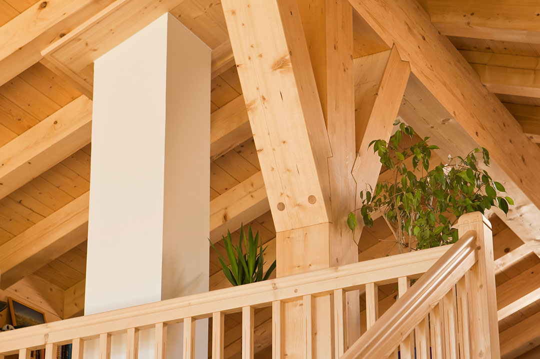 Sichtbare Holzbalken und Holzstützen im Innenraum