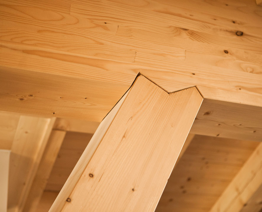 Detail einer Holzverbindung zwischen Balken und Holzdecke