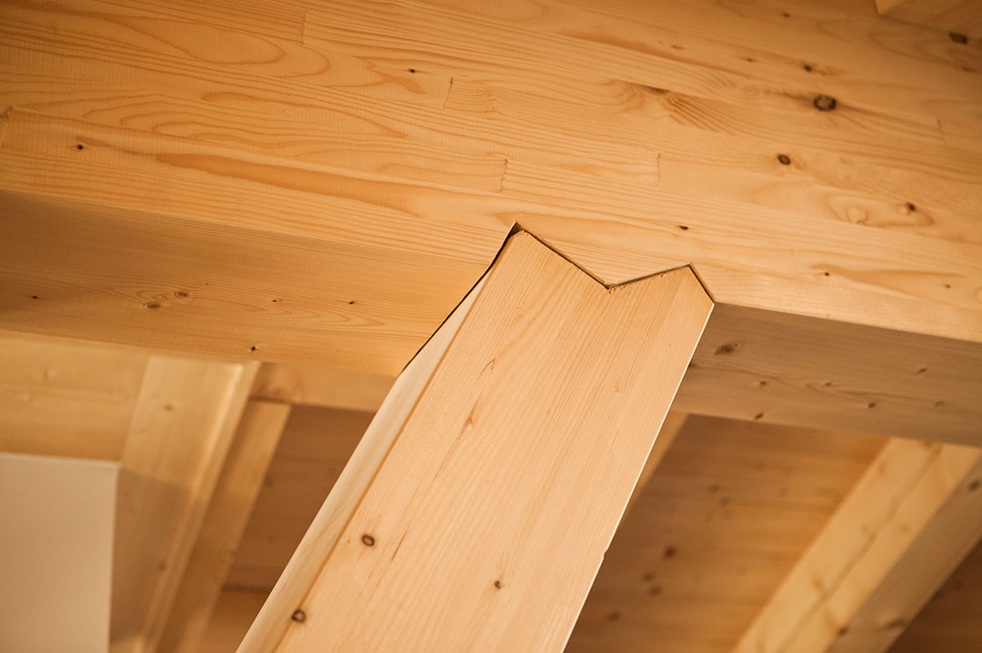 Detail einer Holzverbindung zwischen Balken und Holzdecke