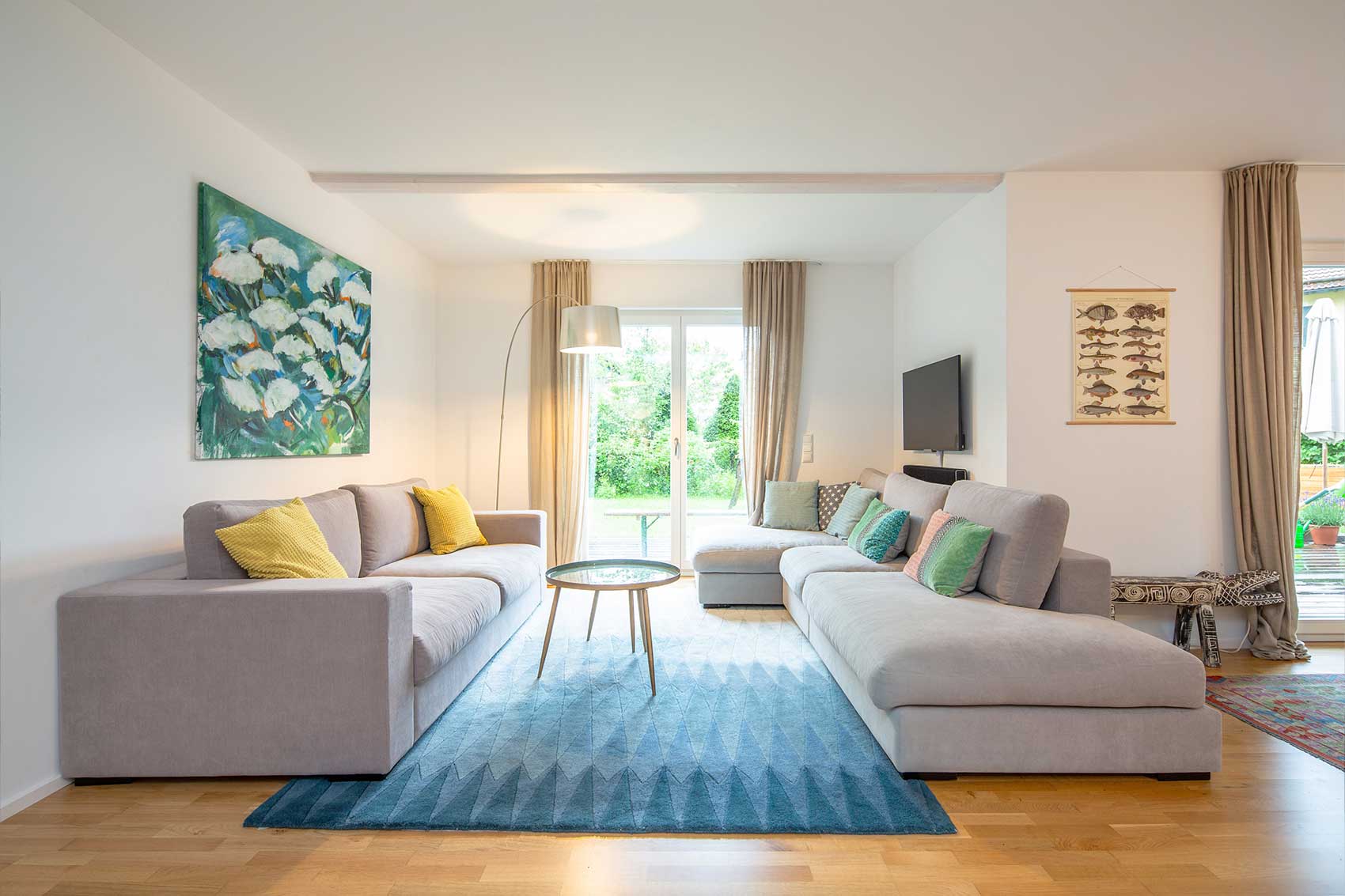 Wohnzimmer in Haus Klostersee mit Sitzbereich und Blick in den Garten