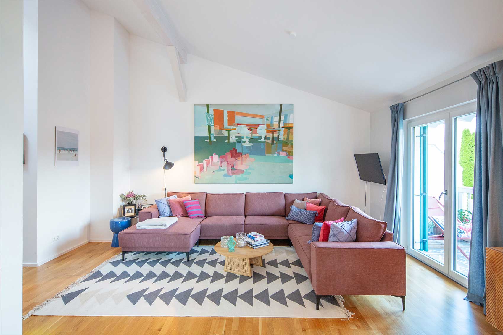 Wohnbereich in Haus Klostersee mit Sofa und farbigem Wandbild