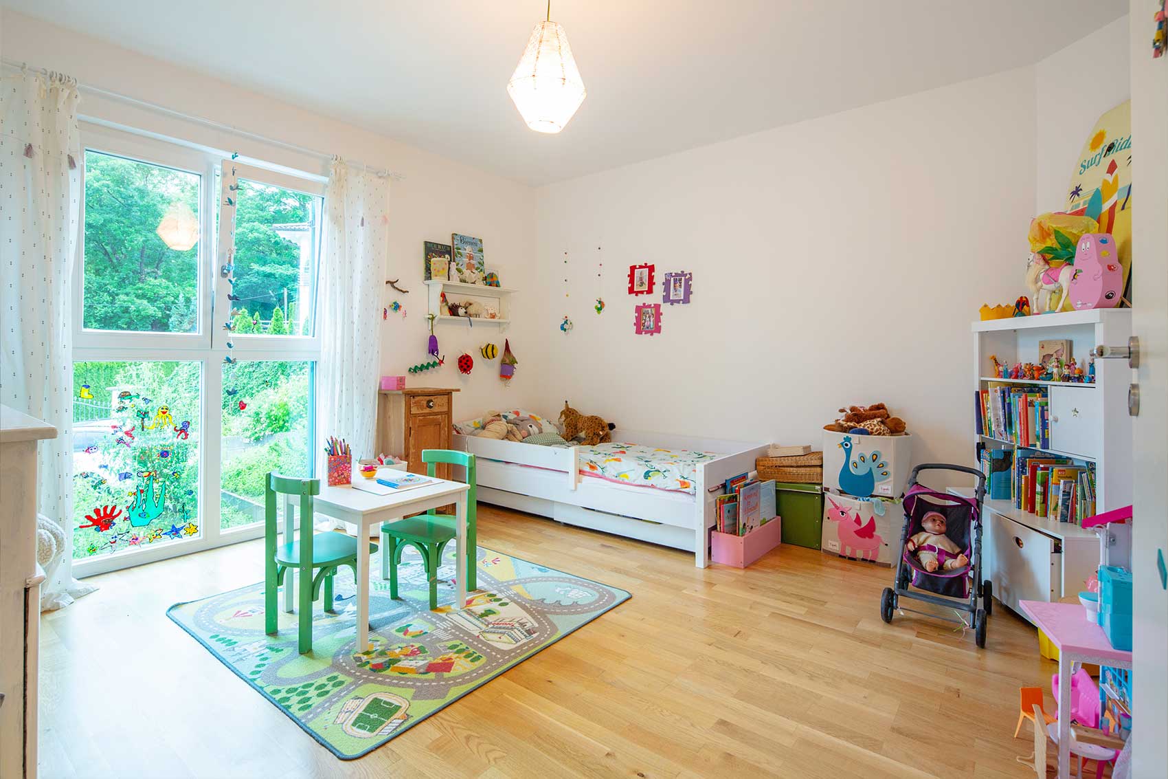 Kinderzimmer in Holzhaus Klostersee mit Fenster zum Garten