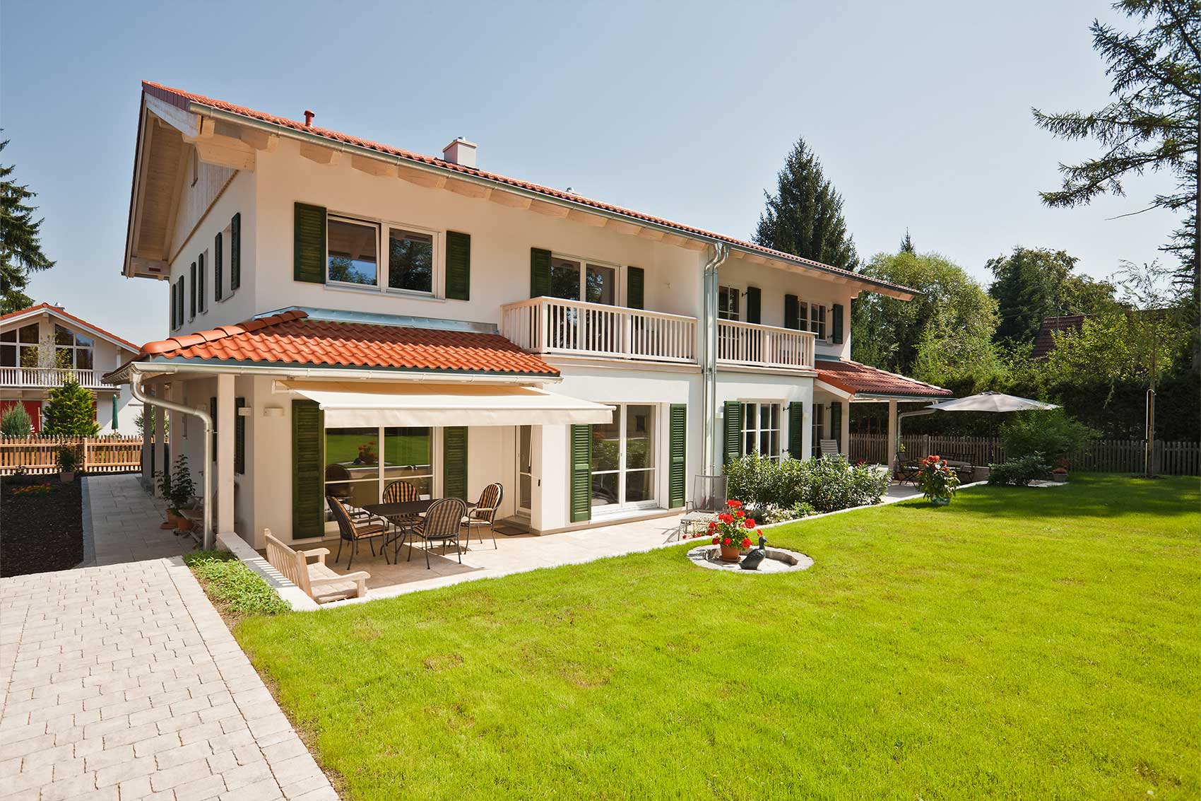 Schrägansicht von Haus Waldsee mit überdachter Terrasse und Balkon