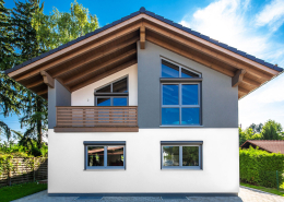 Große Giebelfenster und Dachüberstand am Holzhaus Leitensee