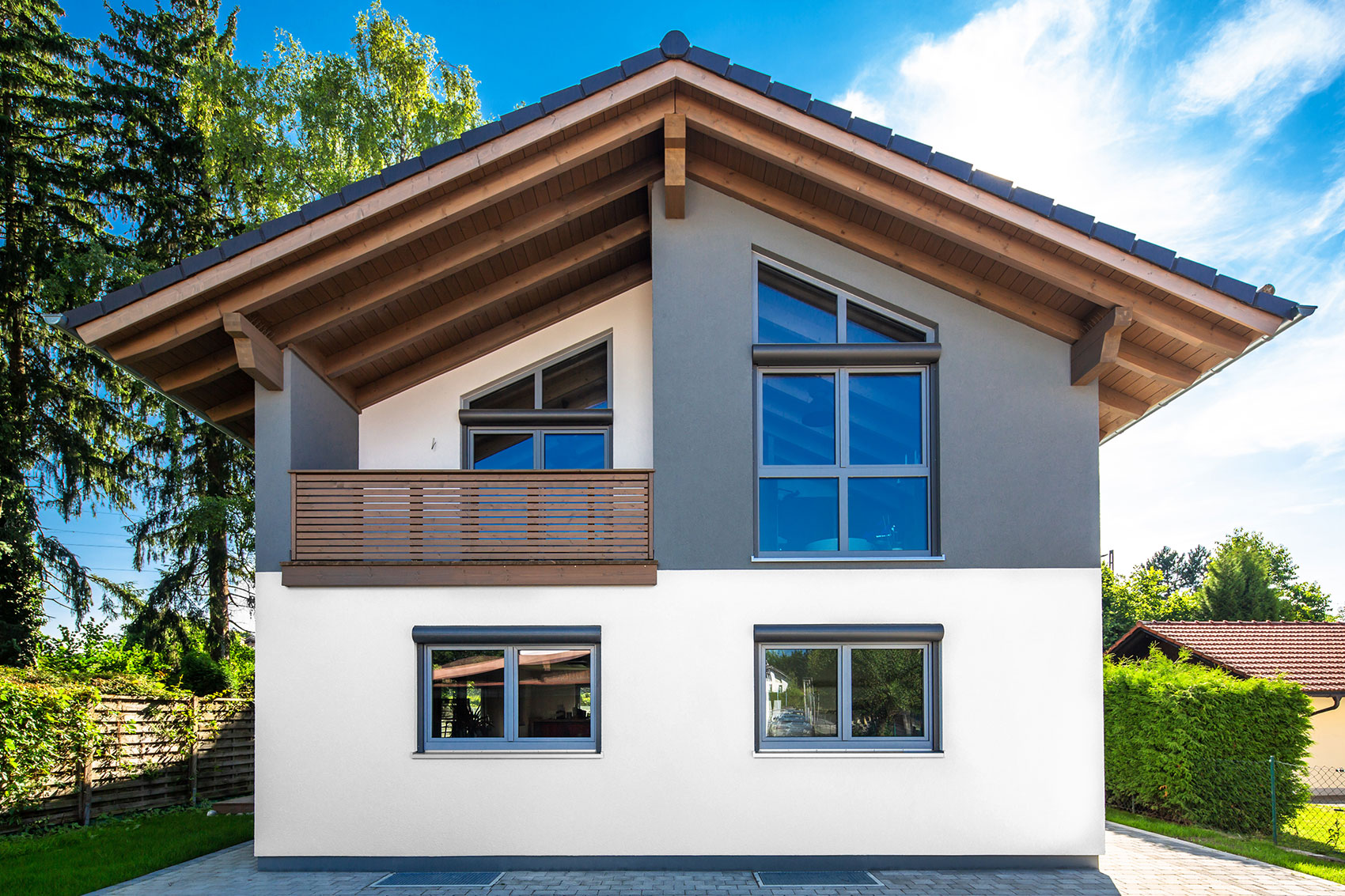 Haus Leitensee · Fenster und Dachüberstand Große Giebelfenster und Dachüberstand am Holzhaus Leitensee