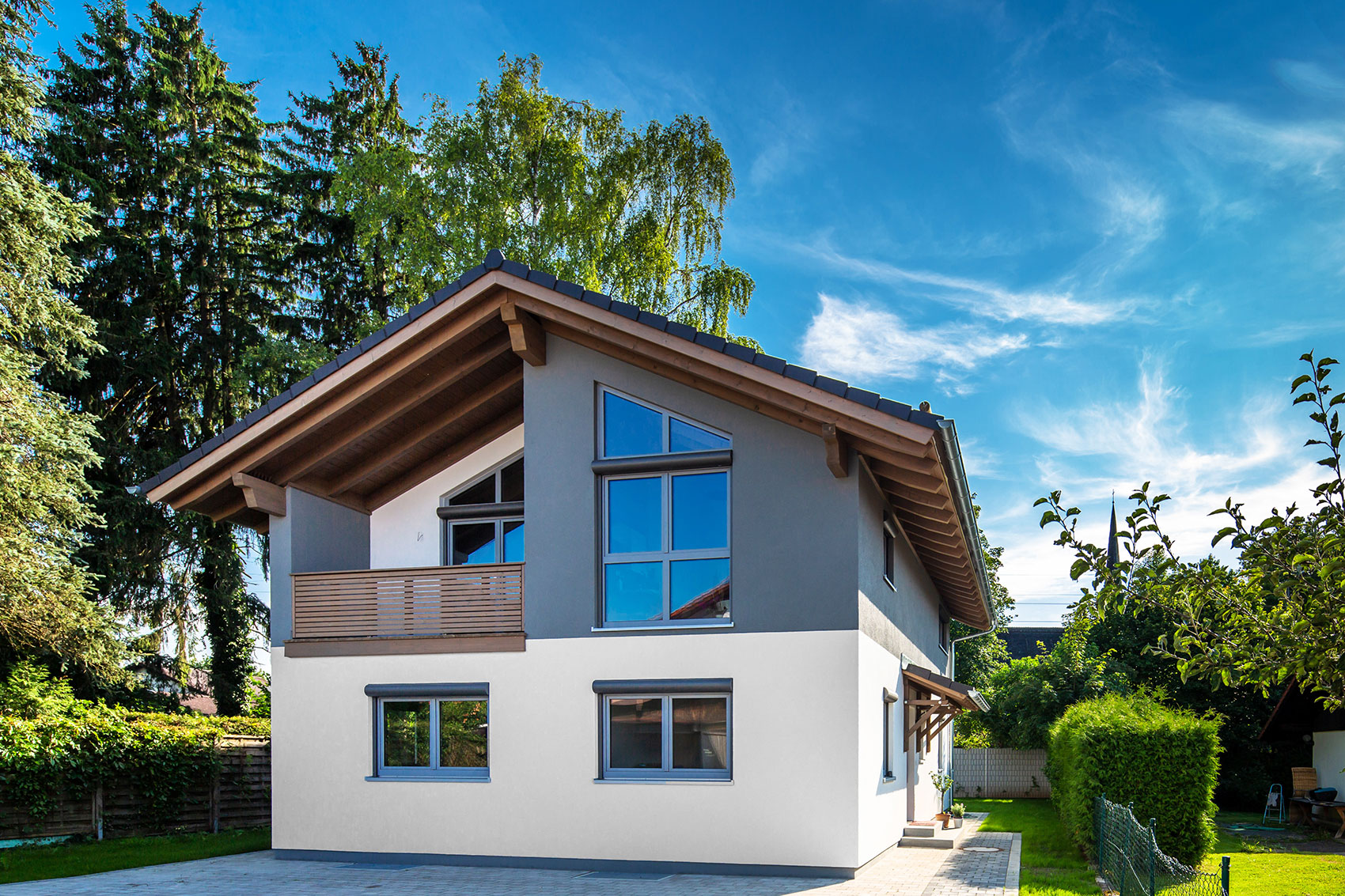Giebelseite von Haus Leitensee mit Balkon und großen Fenstern