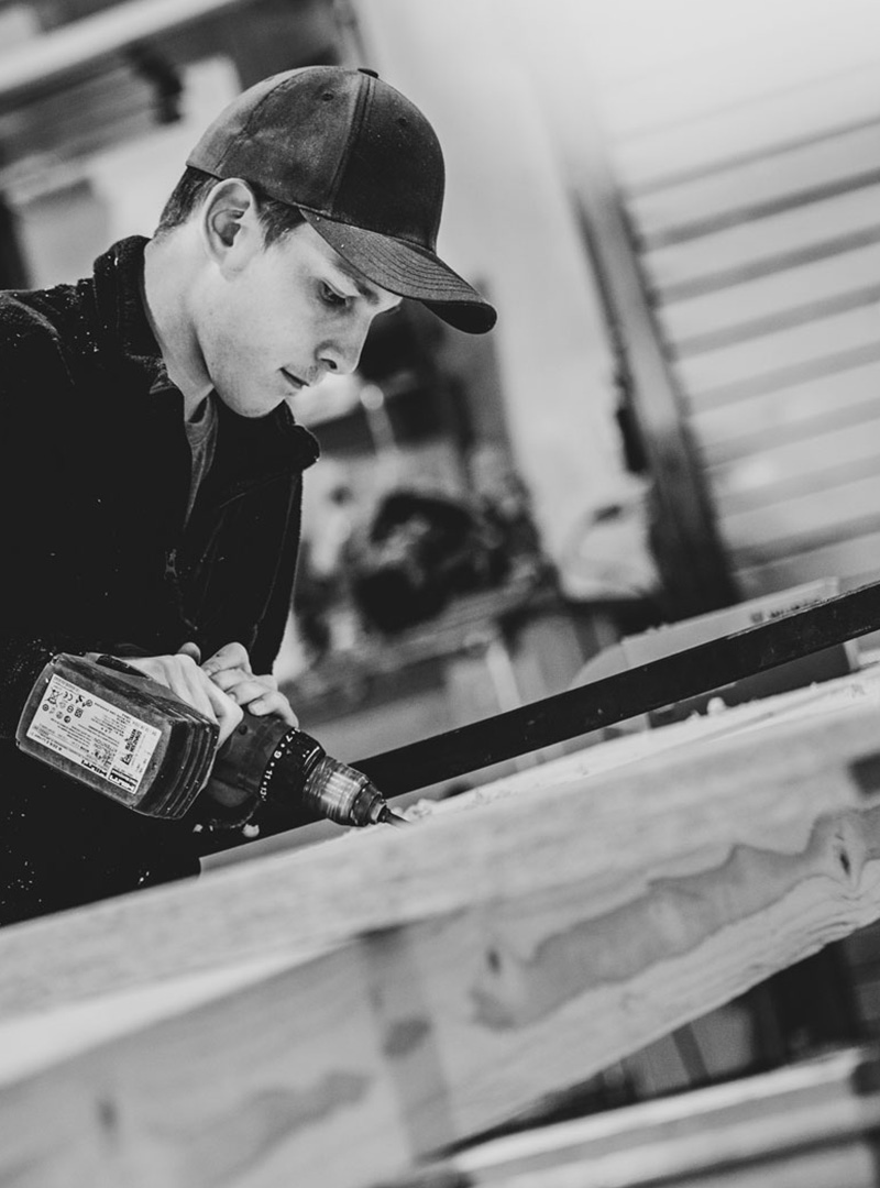 Holzhandwerk · Arbeit in der Werkstatt Handwerker bei der Bearbeitung von Holz in der Werkstatt